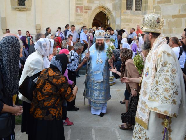 10 000 de pelerini au participat la hramul Putnei (GALERIE FOTO)