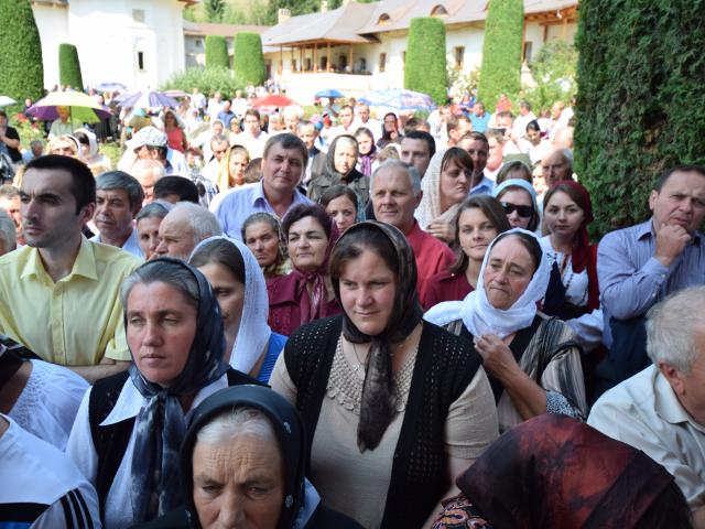 10 000 de pelerini au participat la hramul Putnei (GALERIE FOTO)
