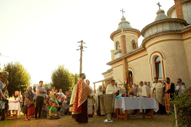 Seară de rugăciune lângă moaştele Sfinţilor Iosif şi Chiriac, în Parohia Poienița
