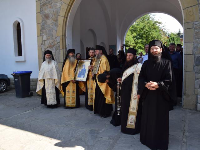 Procesiune cu ierarhi la peștera Sfintei Teodora de la Sihla
