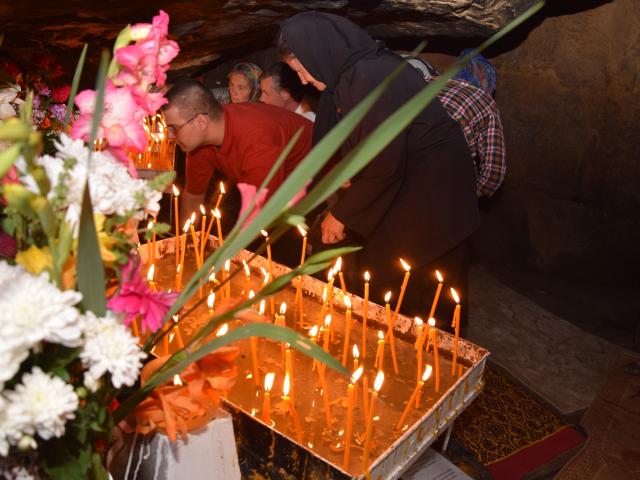 Procesiune cu ierarhi la peștera Sfintei Teodora de la Sihla