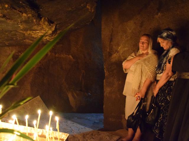 Procesiune cu ierarhi la peștera Sfintei Teodora de la Sihla