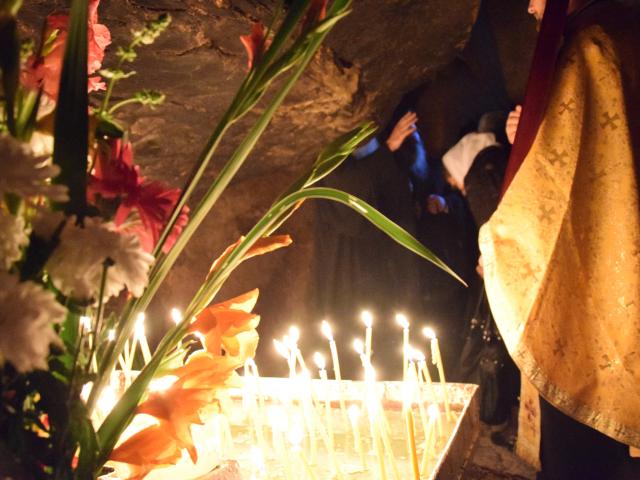 Procesiune cu ierarhi la peștera Sfintei Teodora de la Sihla