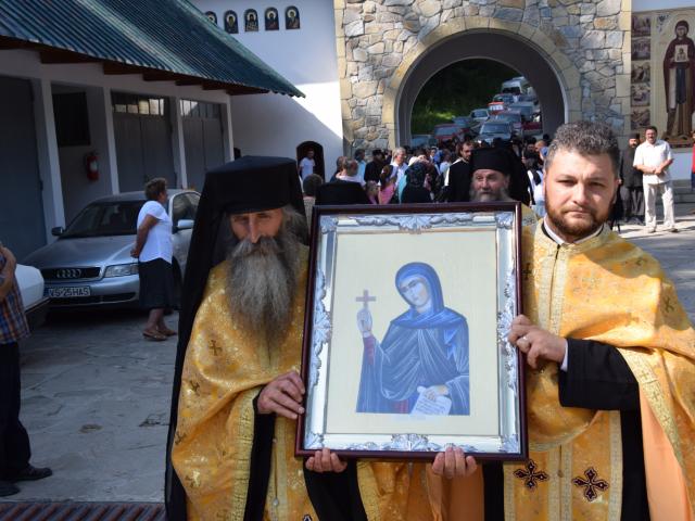 Procesiune cu ierarhi la peștera Sfintei Teodora de la Sihla