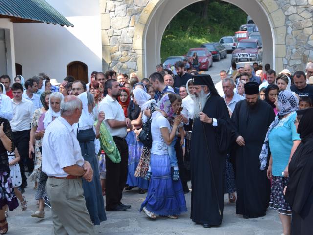 Procesiune cu ierarhi la peștera Sfintei Teodora de la Sihla
