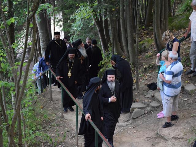 Procesiune cu ierarhi la peștera Sfintei Teodora de la Sihla