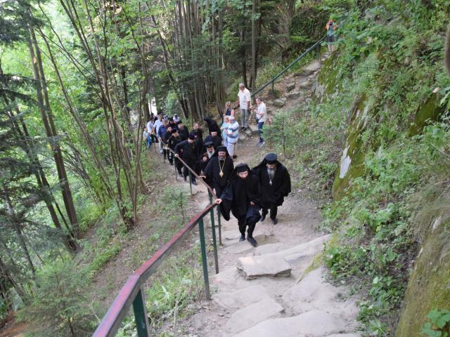 Procesiune cu ierarhi la peștera Sfintei Teodora de la Sihla