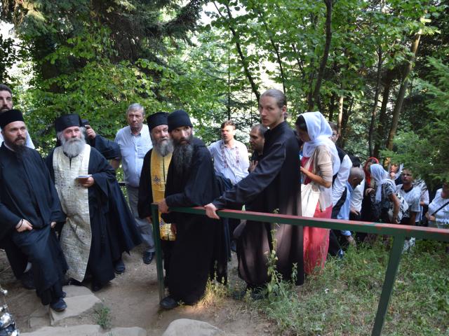 Procesiune cu ierarhi la peștera Sfintei Teodora de la Sihla