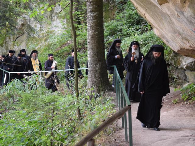 Procesiune cu ierarhi la peștera Sfintei Teodora de la Sihla