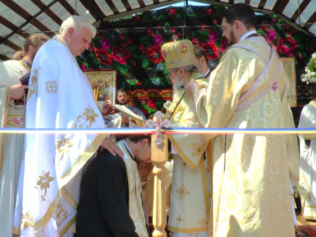 Liturghie arhierească și sfințire de pictură, în Parohia Bălăceana