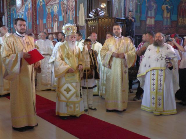 Liturghie arhierească și sfințire de pictură, în Parohia Bălăceana