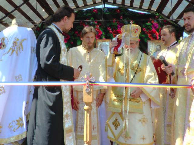 Liturghie arhierească și sfințire de pictură, în Parohia Bălăceana