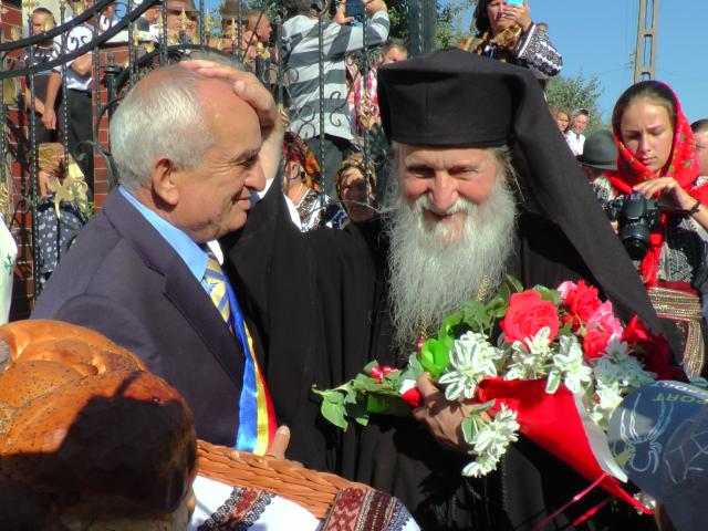 Liturghie arhierească și sfințire de pictură, în Parohia Bălăceana