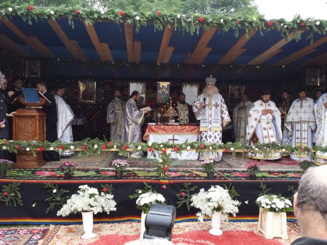 Sfinţiri de biserici în protopopiatele Săveni şi Bacău