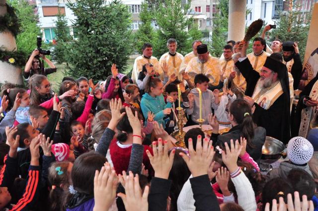 Daruri pentru mii de copii din Eparhia Romanului şi Bacăului