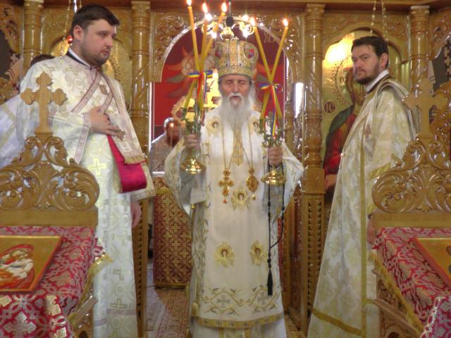 Slujbă de resfințire și Liturghie arhierească în cartierul sucevean Burdujeni