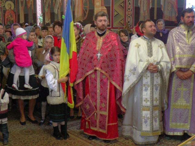 Slujbă de resfințire și Liturghie arhierească în cartierul sucevean Burdujeni