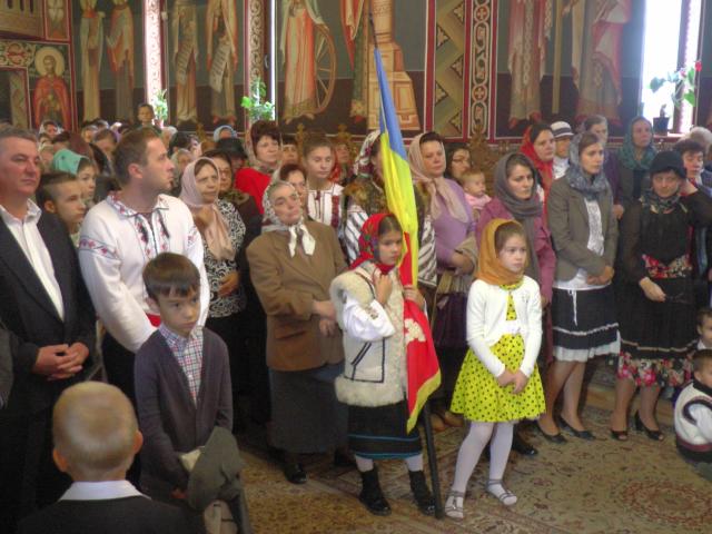 Slujbă de resfințire și Liturghie arhierească în cartierul sucevean Burdujeni