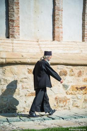 Ce îl ține pe un monah în mănăstire?
