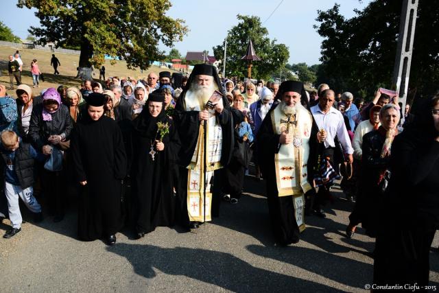 Pelerini pe „Drumul Crucii”, la Hadâmbu