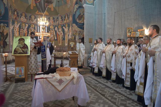 Complexul parohial din Galu a fost sfințit astăzi de IPS Teofan