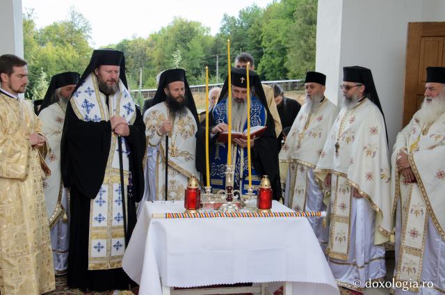 Liturghie arhierească și sfințire de clopotniţă la Mănăstirea Sihăstria Voronei