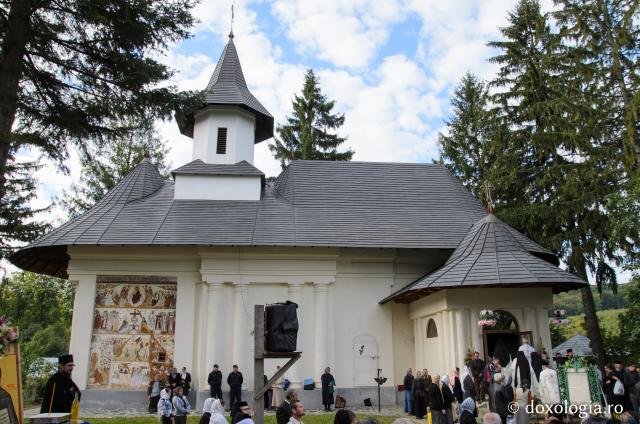 Liturghie arhierească și sfințire de clopotniţă la Mănăstirea Sihăstria Voronei