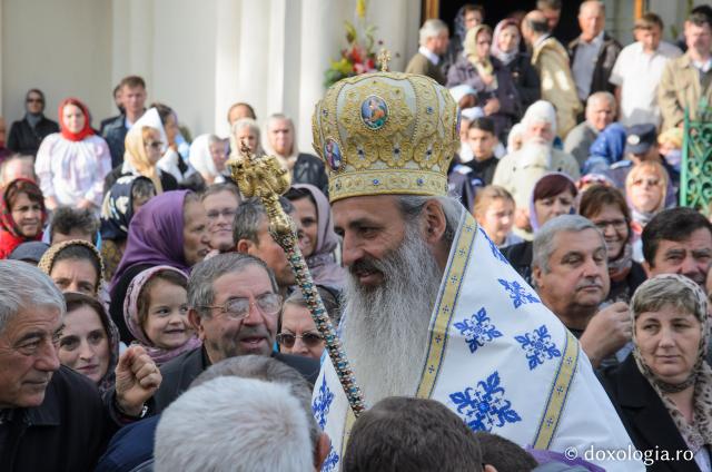 Liturghie arhierească și sfințire de clopotniţă la Mănăstirea Sihăstria Voronei