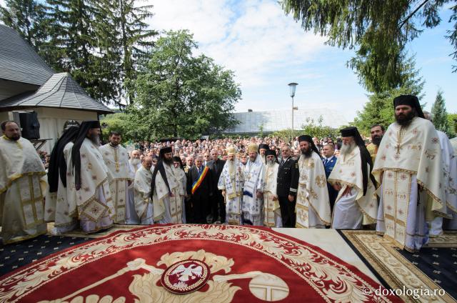 Liturghie arhierească și sfințire de clopotniţă la Mănăstirea Sihăstria Voronei