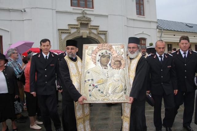Daruri pentru mii de copii din Eparhia Romanului şi Bacăului