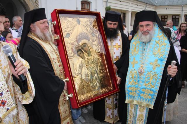 Procesiune impresionantă la Roman şi Bacău