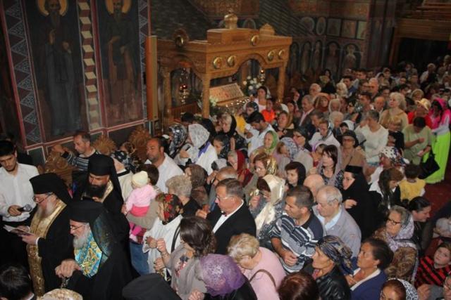 Procesiune impresionantă la Roman şi Bacău