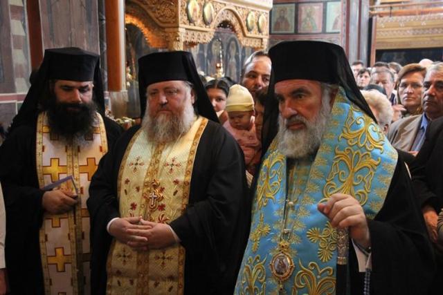 Procesiune impresionantă la Roman şi Bacău