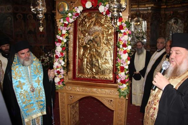 Procesiune impresionantă la Roman şi Bacău
