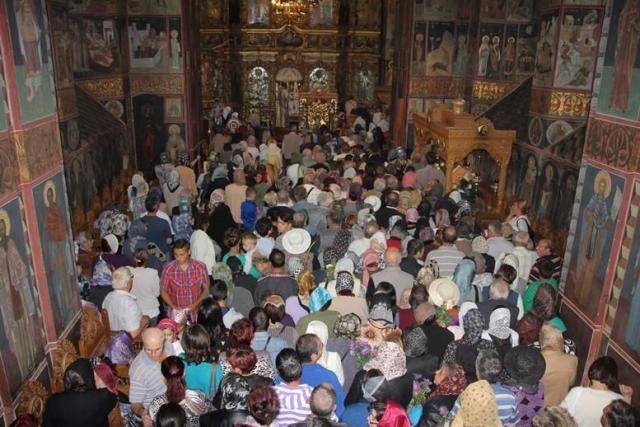 Procesiune impresionantă la Roman şi Bacău