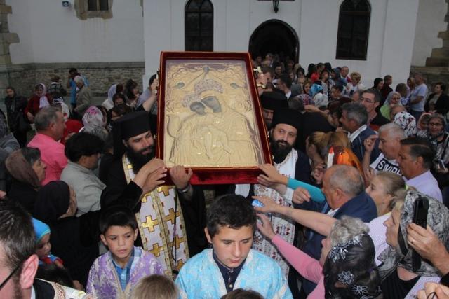 Procesiune impresionantă la Roman şi Bacău