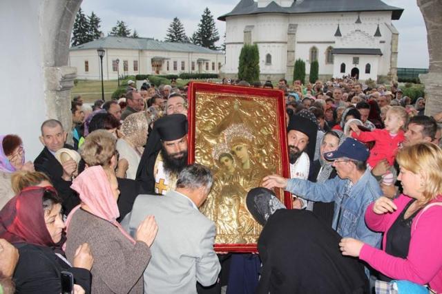 Procesiune impresionantă la Roman şi Bacău