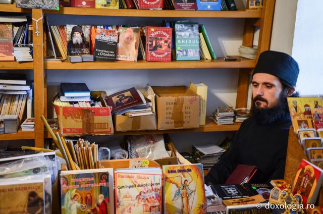 Între slujbe și ascultări, la Mănăstirea Bistrița