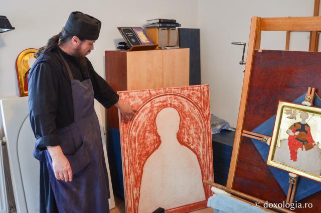 Cum se pictează o icoană în atelierul Mănăstirii Bistrița?