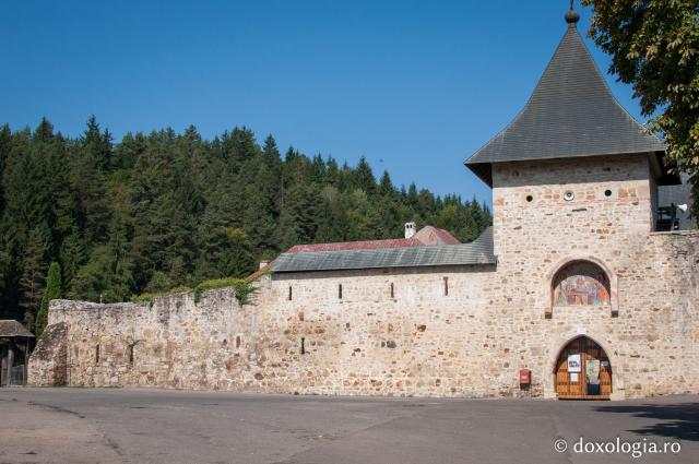 Misterul halatului de la poarta Mănăstirii Bistrița