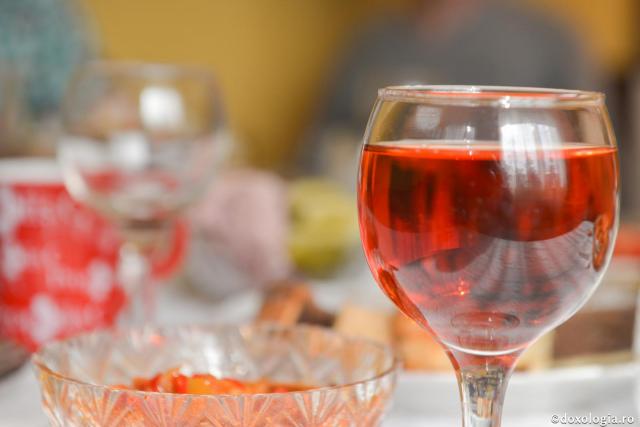 pahar de vin pe masă