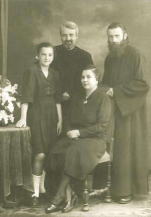 Părintele Arsenie Boca împreună cu familia Stăniloae