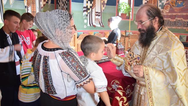 Sfințire de biserică în localitatea Zaboloteni, comuna Trifești