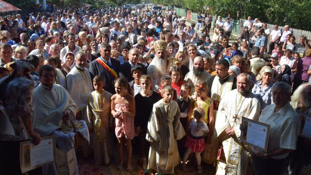 Sfințire de biserică în localitatea Zaboloteni, comuna Trifești