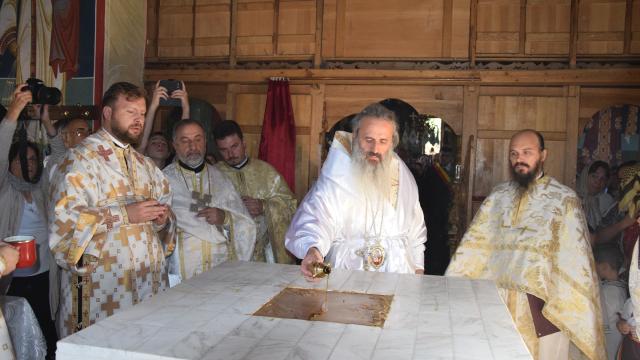 Sfințire de biserică în localitatea Zaboloteni, comuna Trifești
