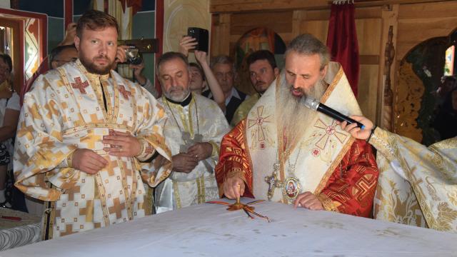 Sfințire de biserică în localitatea Zaboloteni, comuna Trifești