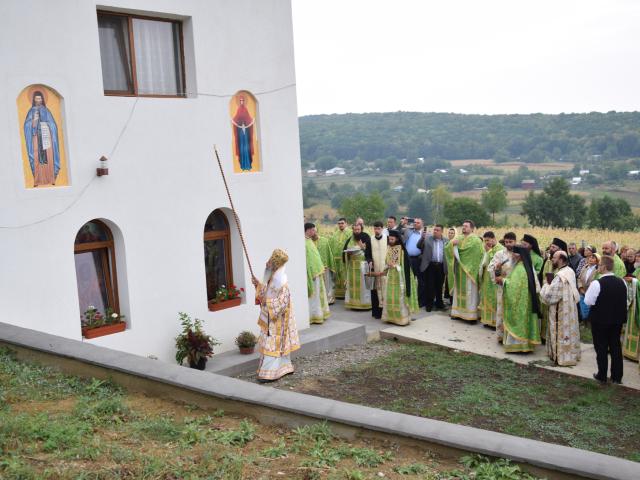 Slujbă arhierească de sfințire la schitul păstorit de doi frați gemeni