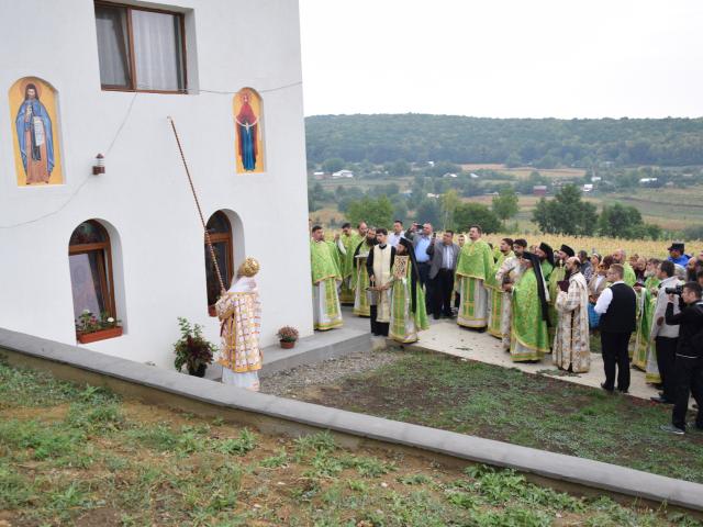 Slujbă arhierească de sfințire la schitul păstorit de doi frați gemeni