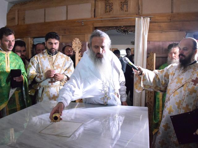 Slujbă arhierească de sfințire la schitul păstorit de doi frați gemeni
