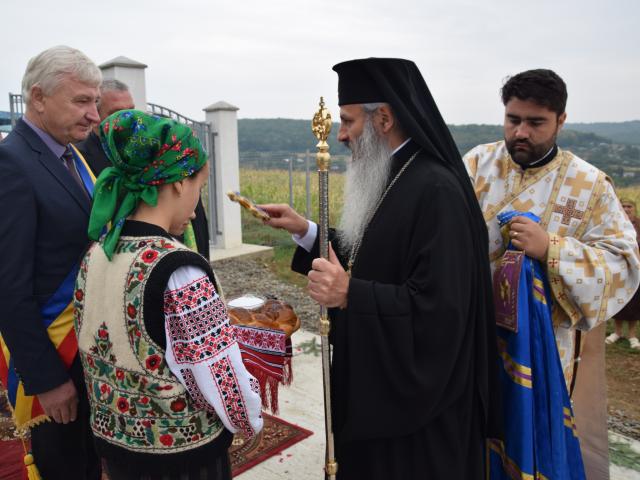 Slujbă arhierească de sfințire la schitul păstorit de doi frați gemeni